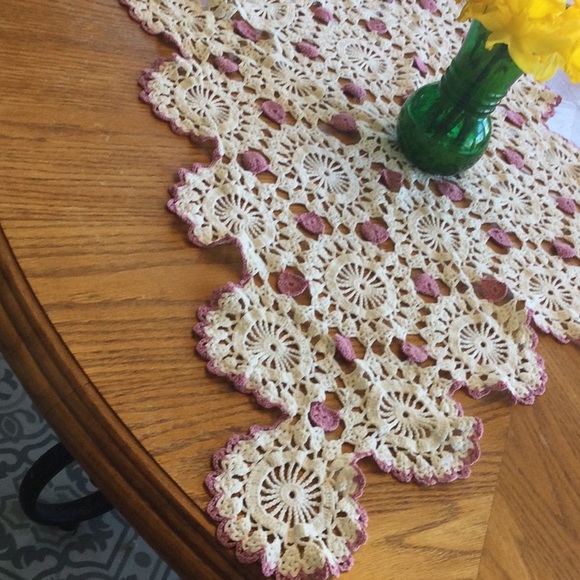 Vintage crocheted table doilie. Large handmade mauve and off white - Picture 2 of 7